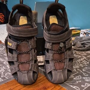New With Box Teva MAN'S Gray and Brown Sandals